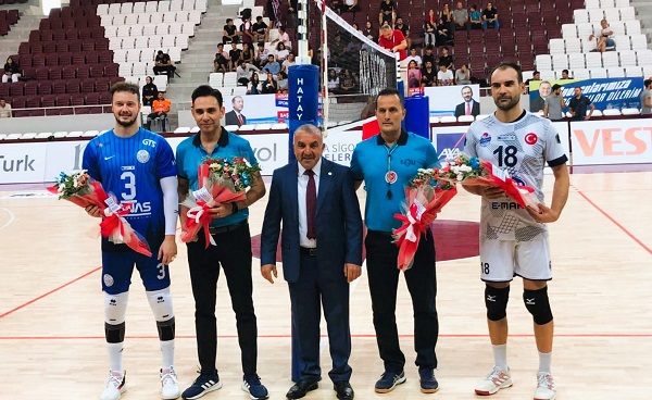 Yeni salonda ilk Efeler Ligi maçı