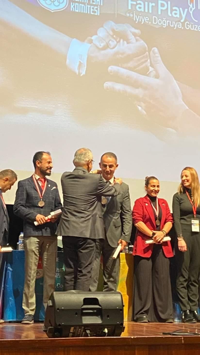 Ulusal Voleybol Hakemi Kaya Erdem'e Fair Play Hizmet Beratı