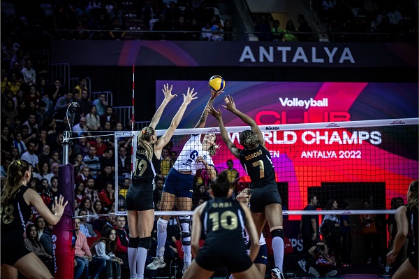 VakıfBank 8. Kez Yarı Finalde