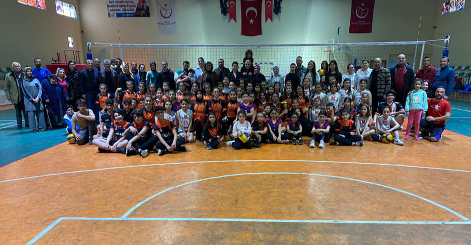 Voleybol, Erzin'de komşu il ve ilçelere dostluk köprüsü oluyor
