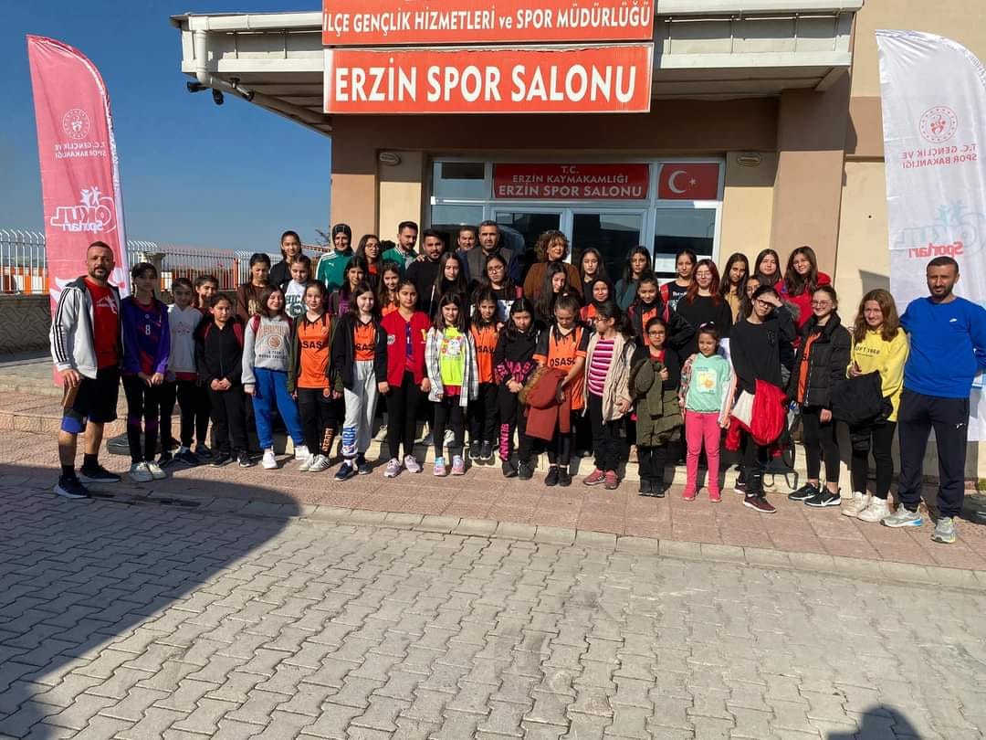 Voleybol, Erzin'de komşu il ve ilçelere dostluk köprüsü oluyor