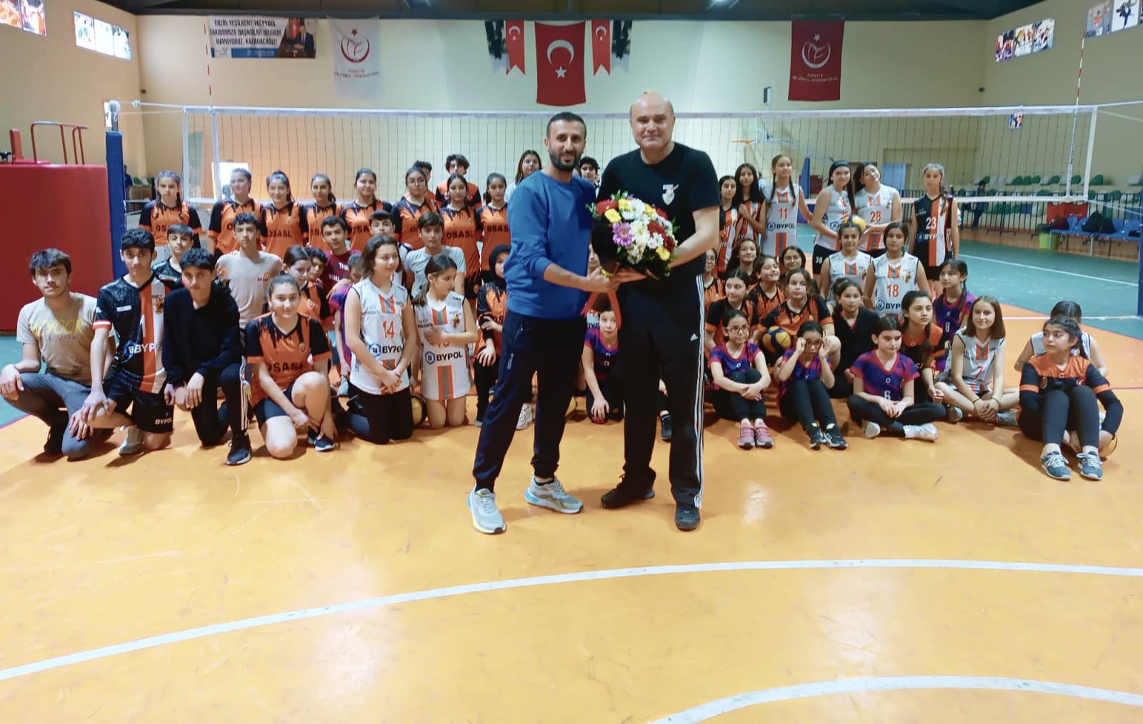Voleybol, Erzin'de komşu il ve ilçelere dostluk köprüsü oluyor