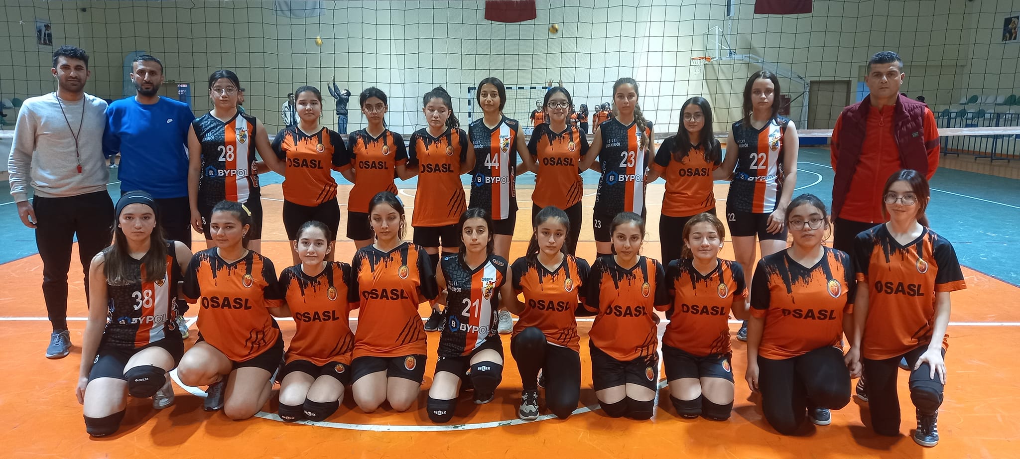 Voleybol, Erzin'de komşu il ve ilçelere dostluk köprüsü oluyor