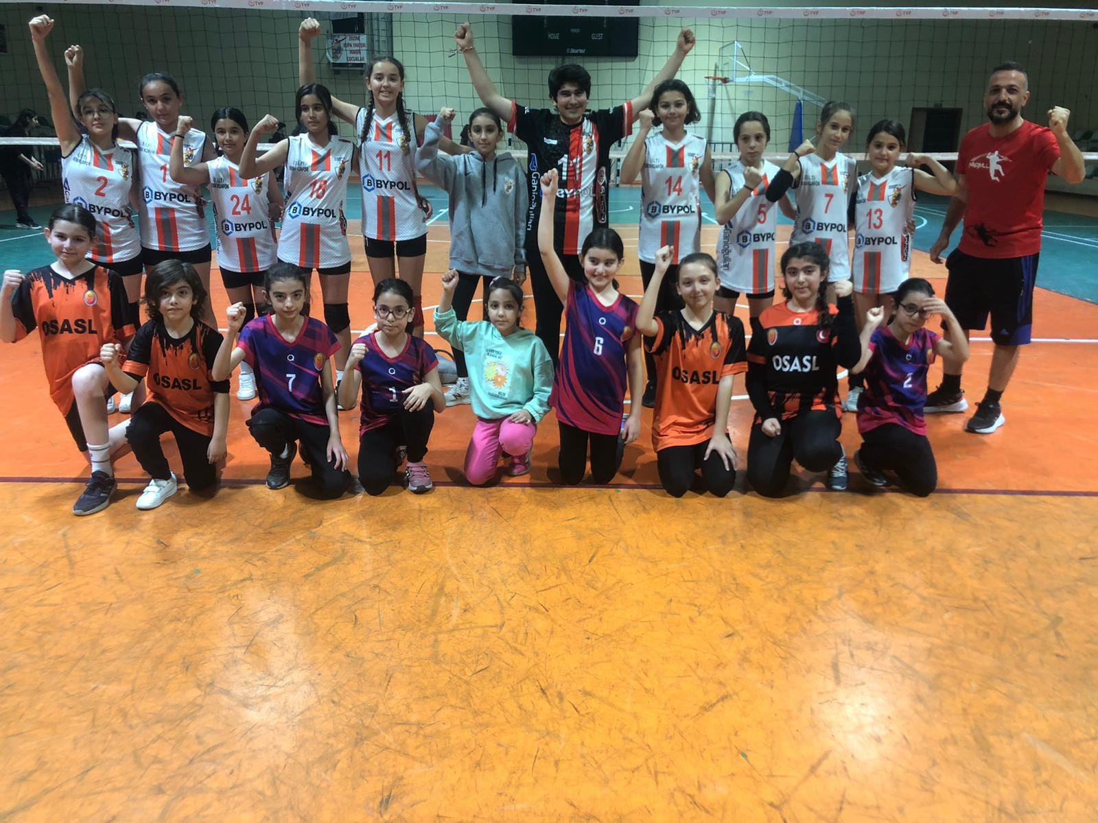 Voleybol, Erzin'de komşu il ve ilçelere dostluk köprüsü oluyor