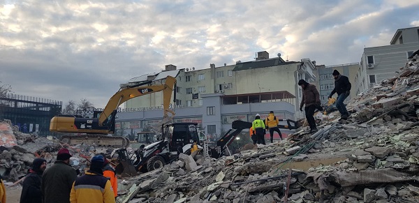 Adıyaman'da İsias Otel'den 5 Can Kurtarıldı