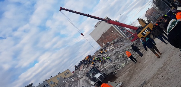 Adıyaman'da İsias Otel'den 5 Can Kurtarıldı