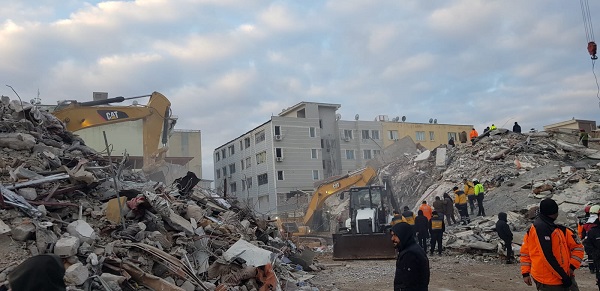 Adıyaman'da İsias Otel'den 5 Can Kurtarıldı