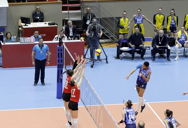 Dünya Baltacıoğlu Özel Sezonu'nda Finalin Adı VakıfBank - Fenerbahçe Opet