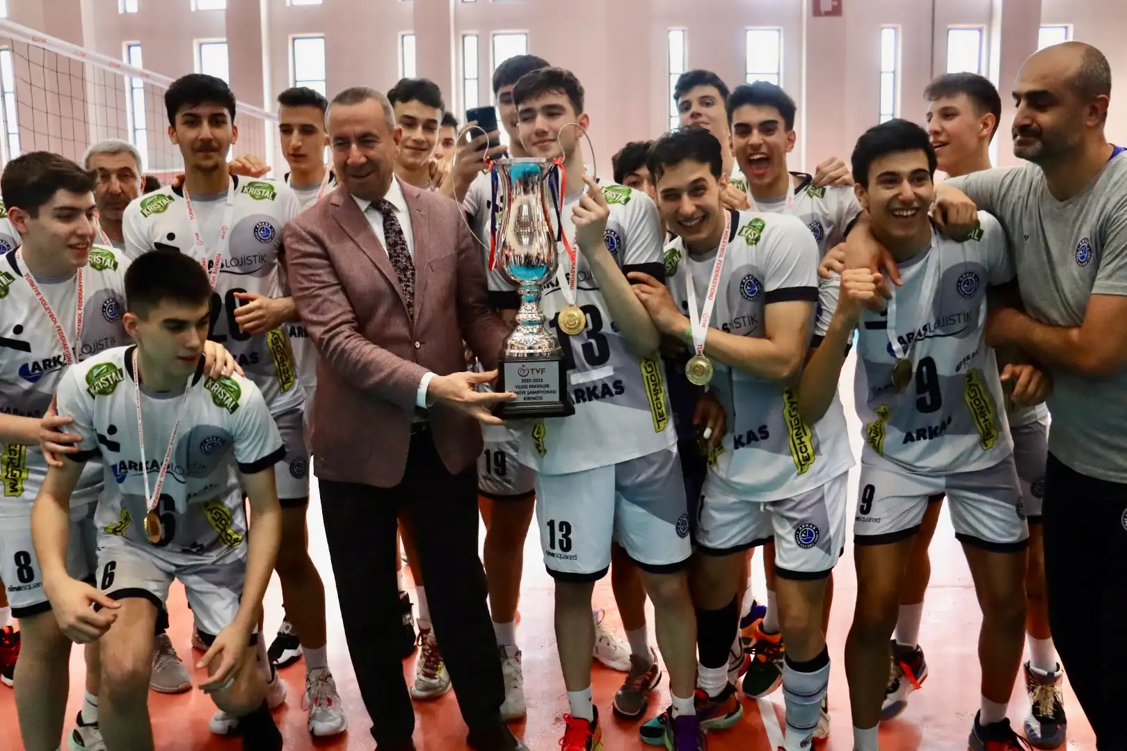 Yıldız Erkekler Türkiye Şampiyonası'nda Arkas Spor Namağlup Şampiyon