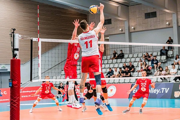 Efeler CEV Altın Ligi'ne set vermeden başladı