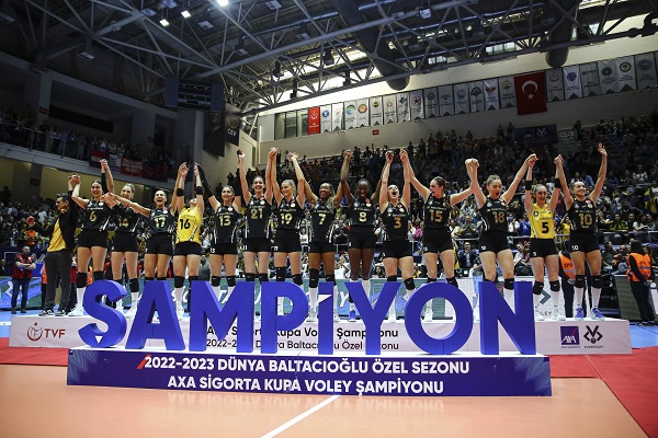 İzmir'de Voleybol Şöleni Yaşandı