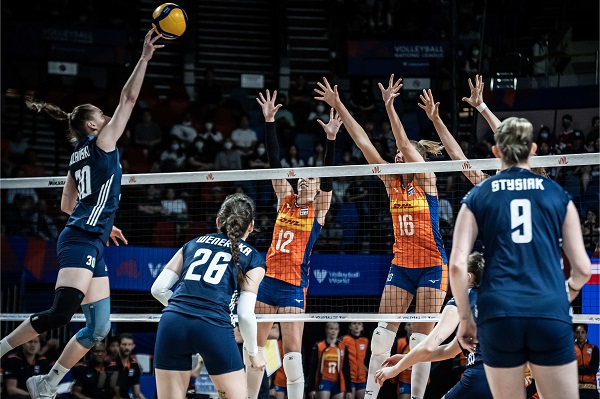 Hollanda 8 ay sonra maç kazandı, yenilgisiz Polonya'ya set vermedi