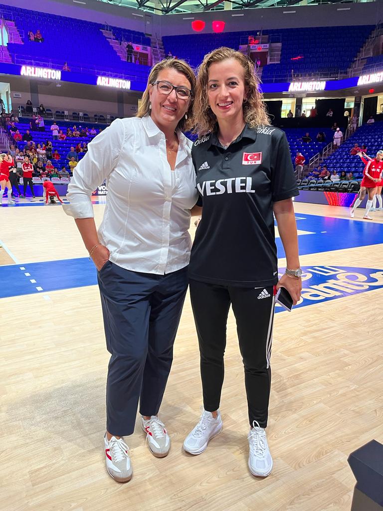 Eski Mili Voleybolcu Pınar Erdenay'dan Sultanlara Destek