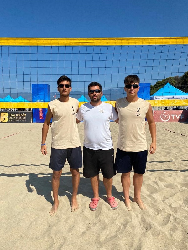 İstanbul Voleybol Kulübü, plajda fırtına gibi esti