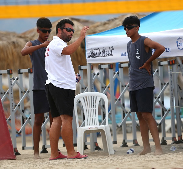 İstanbul Voleybol Kulübü, plajda fırtına gibi esti
