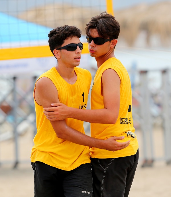 İstanbul Voleybol Kulübü, plajda fırtına gibi esti