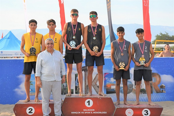 İstanbul Voleybol Kulübü, plajda fırtına gibi esti