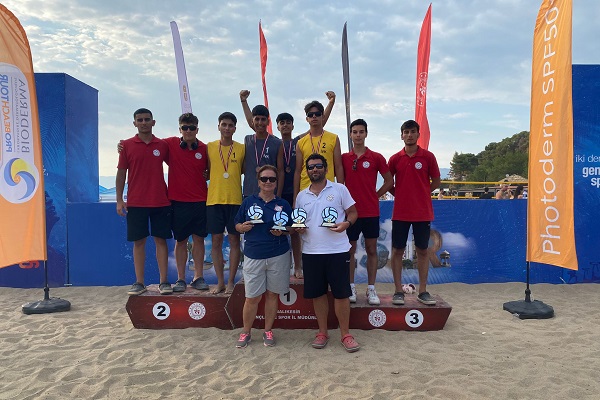 İstanbul Voleybol Kulübü, plajda fırtına gibi esti