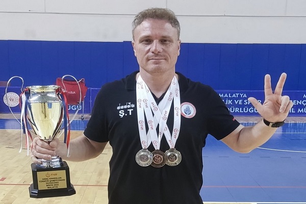 Şeref Tok: Referansı kupa ve madalyaları