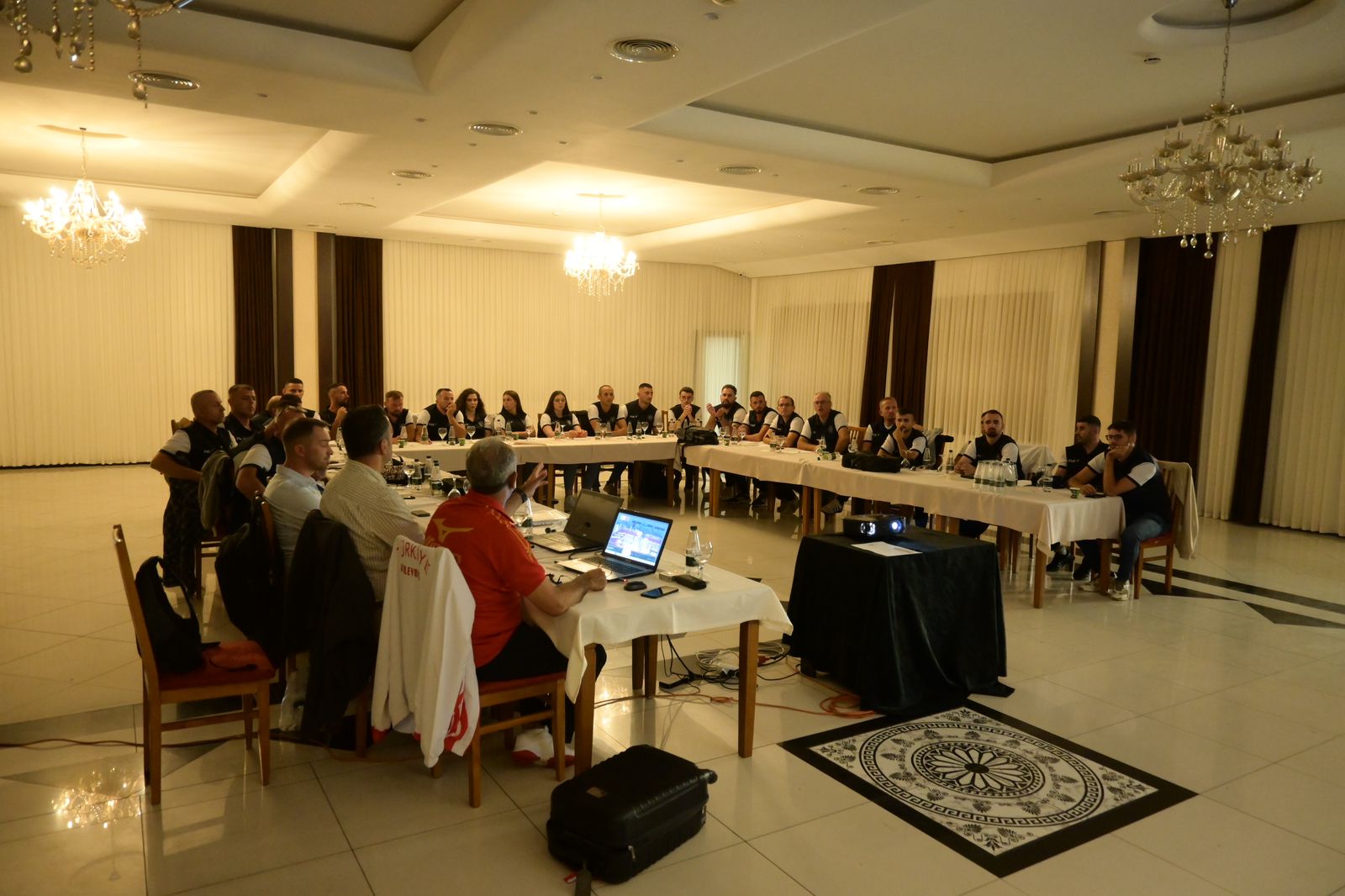 Aziz Yener Kosova'da hakemlere eğitim verdi