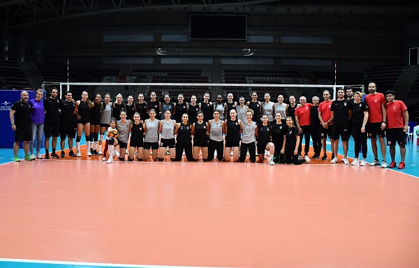 Zeren Spor hazırlık maçında Karşıyaka ile 2-2 berabere kaldı Zeren Spor hazırlık maçında Karşıyaka ile 2-2 berabere kaldı