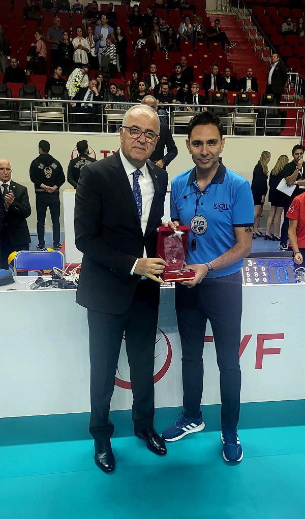 Başkan Üstündağ'dan Ozan Çağı Sarıkaya'ya plaket