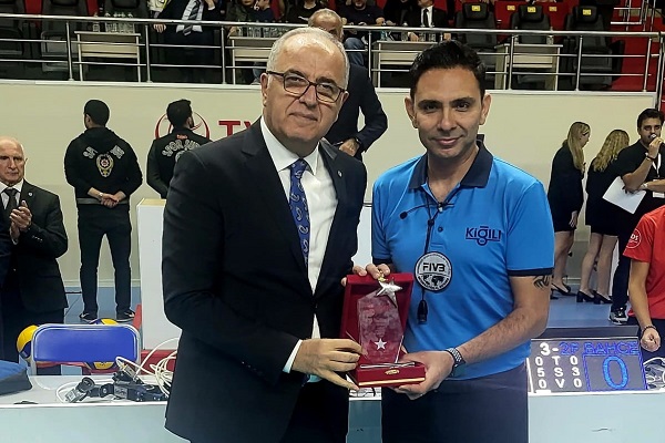 Başkan Üstündağ'dan Ozan Çağı Sarıkaya'ya plaket