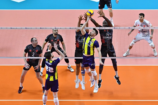 Fenerbahçe Ziraat Bankkart'ı 3-2 yendi