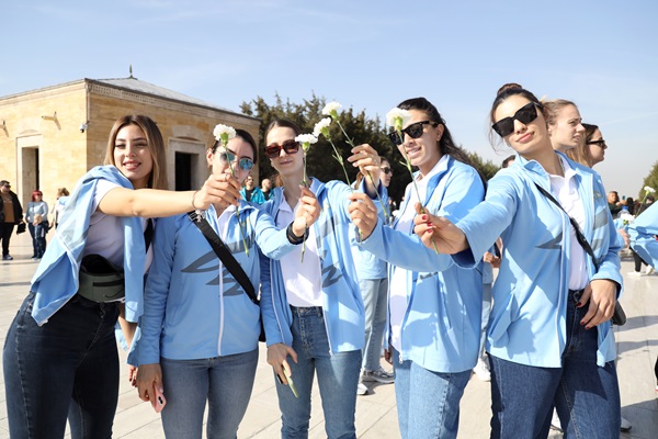 Filenin Güvercinleri Ata'mızı Ziyaret Etti Filenin Güvercinleri Ata'mızı Ziyaret Etti