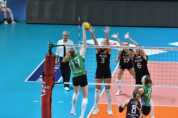 THY 3 puanı 1 set vererek aldı