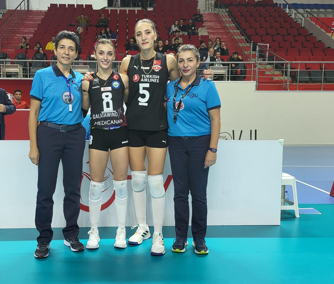 THY 3 puanı 1 set vererek aldı