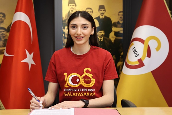 'İlklerin ve enlerin kulübü Galatasaray ile devam ettiğim için çok mutluyum'
