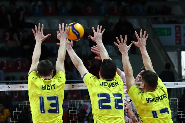 Fenerbahçe Parolapara Ziraat Bankkart'ı evinde yendi