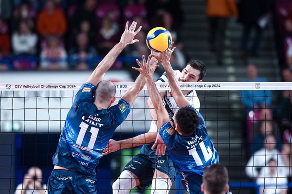 Erkekler CEV Challenge Cup Final ilk maçında Projekt Warszawa galip