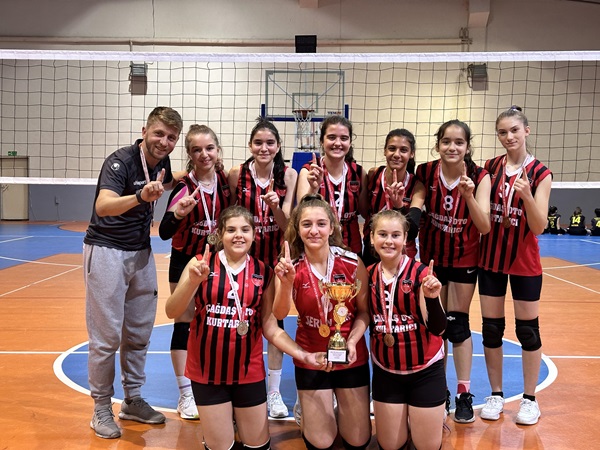 Üç Patlak Voleybol Topu