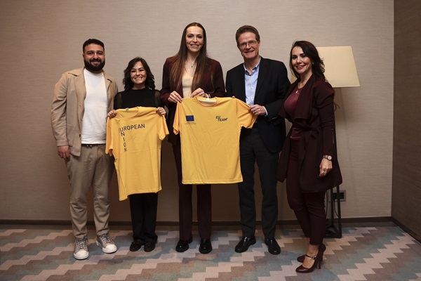 Büyükelçi Meyer-Landrut, kaptan Eda Erdem'den Avrupa Şampiyonluğu hikayesini dinledi