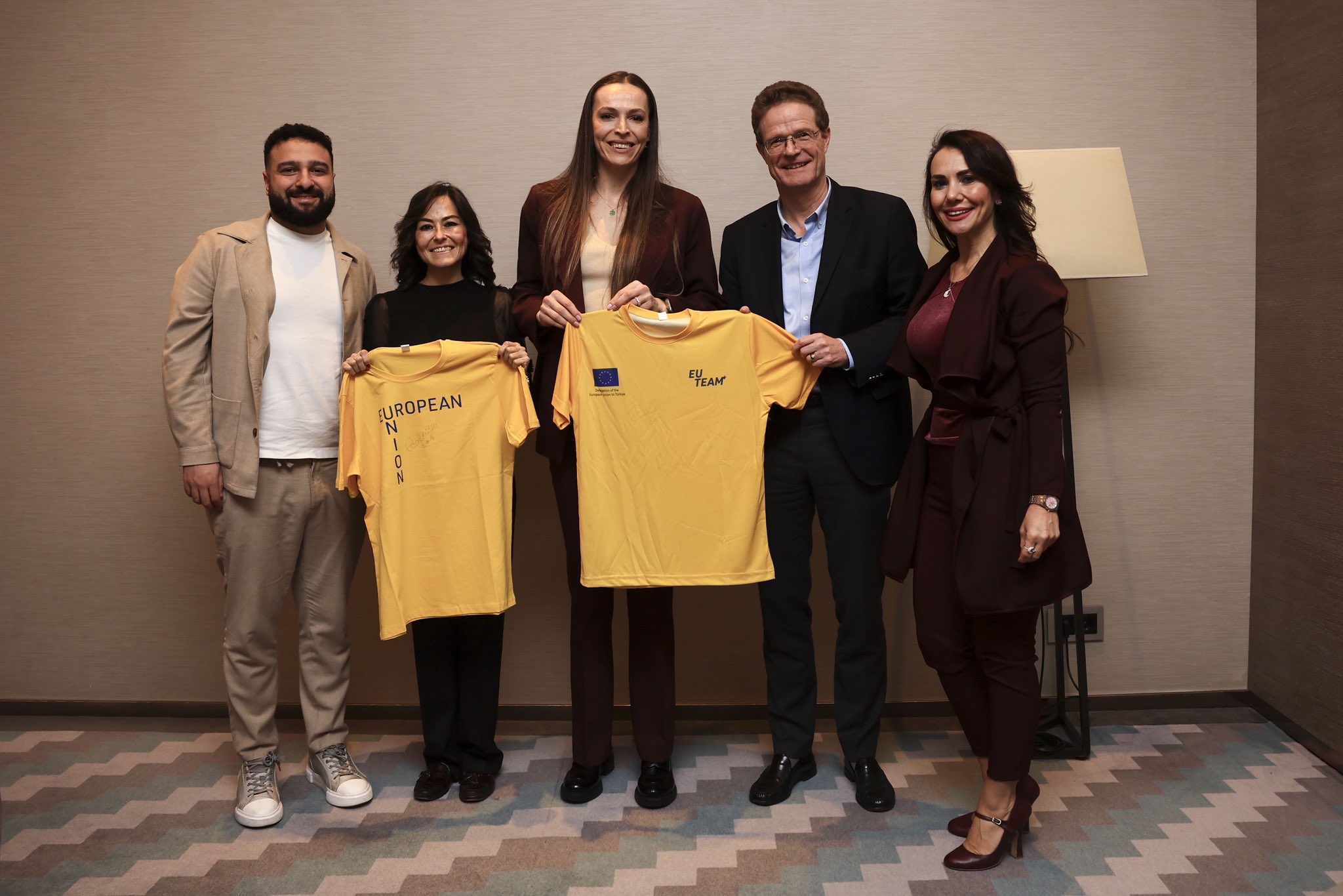 Büyükelçi Meyer-Landrut, kaptan Eda Erdem'den Avrupa Şampiyonluğu hikayesini dinledi