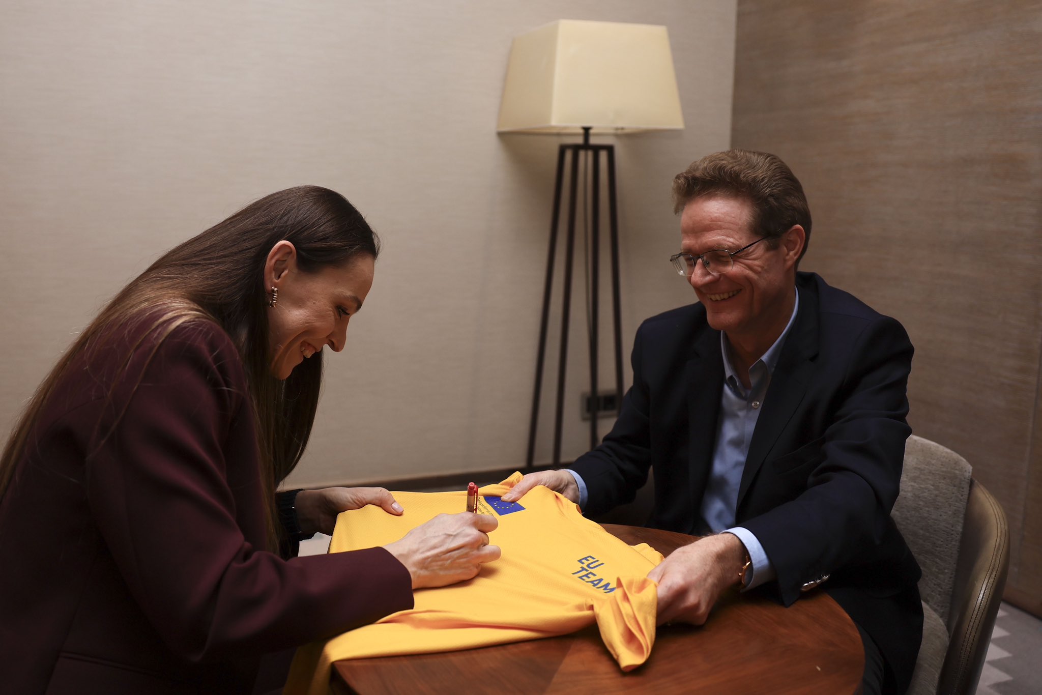 Büyükelçi Meyer-Landrut, kaptan Eda Erdem'den Avrupa Şampiyonluğu hikayesini dinledi