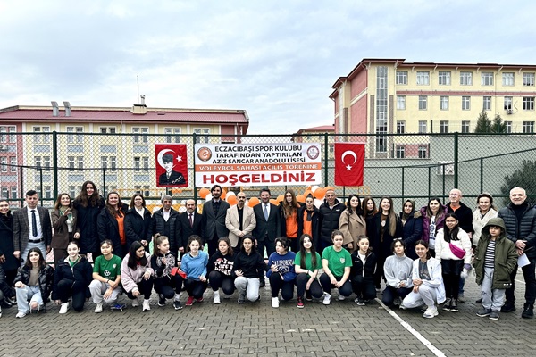 Dünya Şampiyonu Eczacıbaşı’ndan  depremden etkilenen gençlere güç veren anlamlı destek