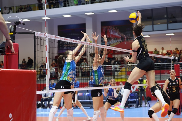 VakıfBank iki set verdi liderlik şansını kaybetti