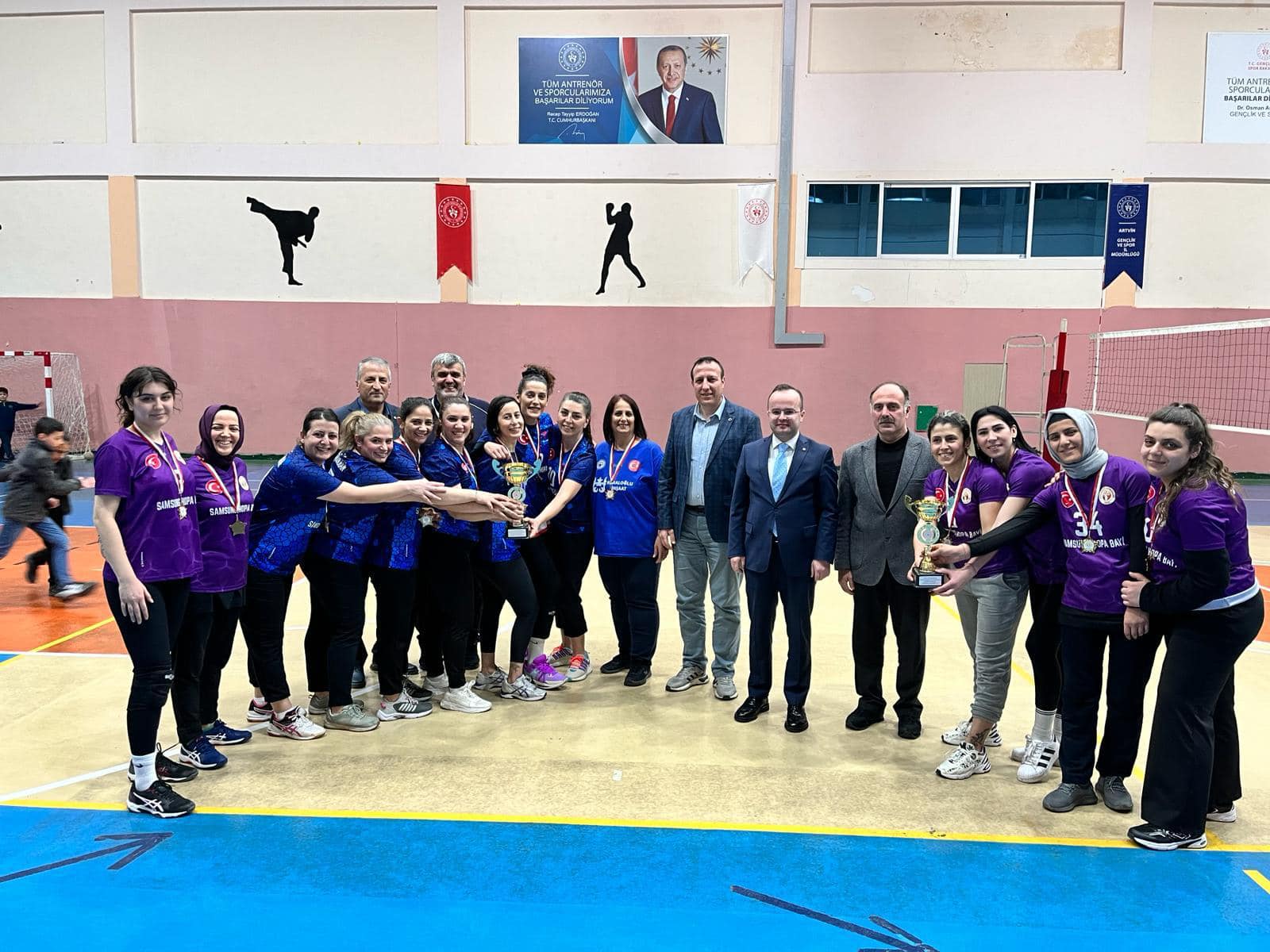 Hopa'da Evinin Sultanları Voleybol Turnuvası Sona Erdi