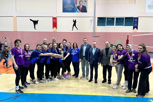 Hopa'da Evinin Sultanları Voleybol Turnuvası Sona Erdi