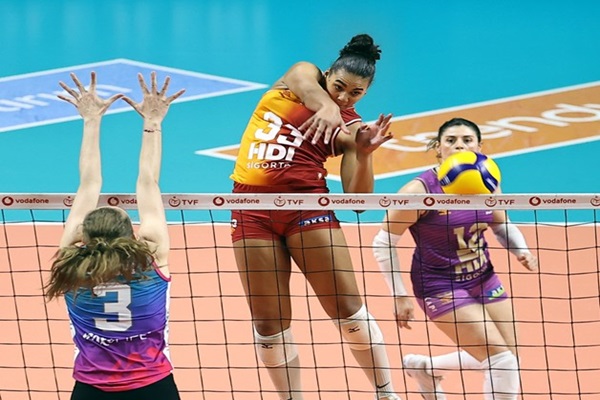 Galatasaray 2-0 geriden gelip seriyi 3.maça taşıdı