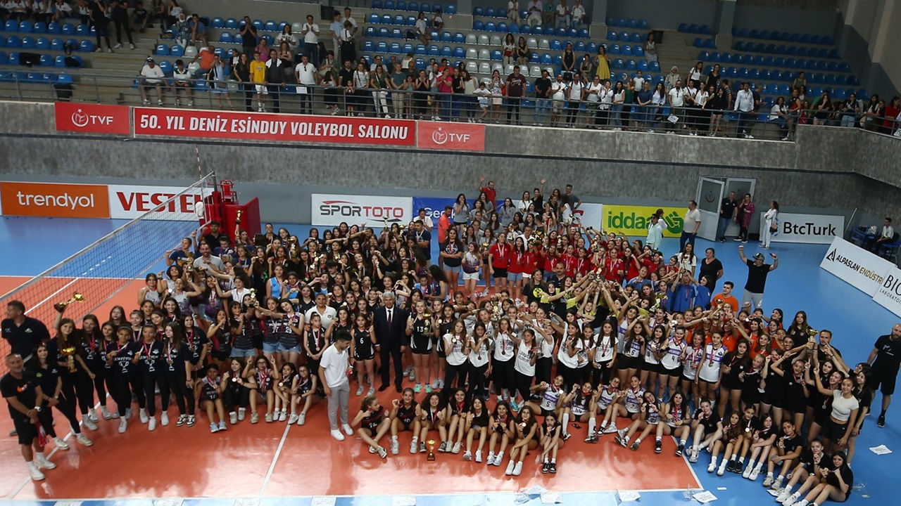 2023-2024 Sezonu İstanbul Ligi Kupa Töreni Gerçekleştirildi