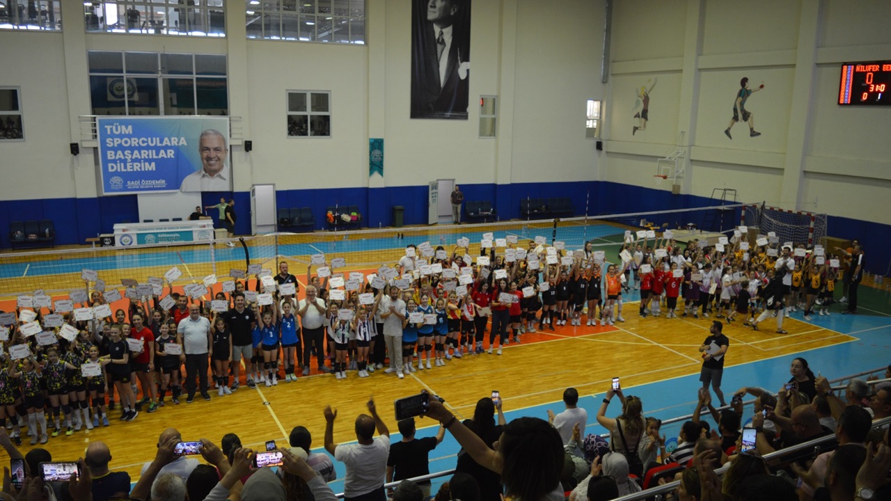 Bursa’da Mini Voleybol Şenliği Yapıldı