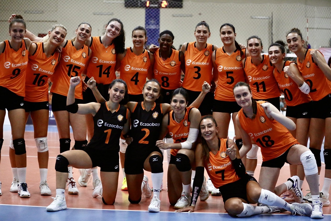 Kuşadası Voleybol Turnuvası'nda ilk gün tamamlandı
