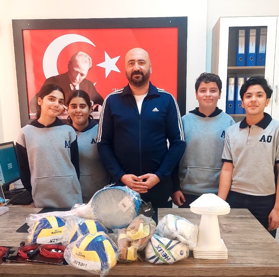 İstanbul Voleybol Kulübü'nden Deprem Bölgesindeki Okullara Yardım
