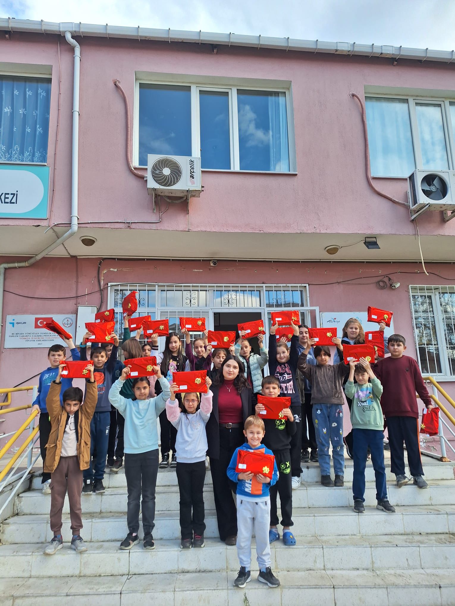 İçinden Voleybol Geçen Okullara VUD Kitaplığı'nın ilki Köprübaşı'nda