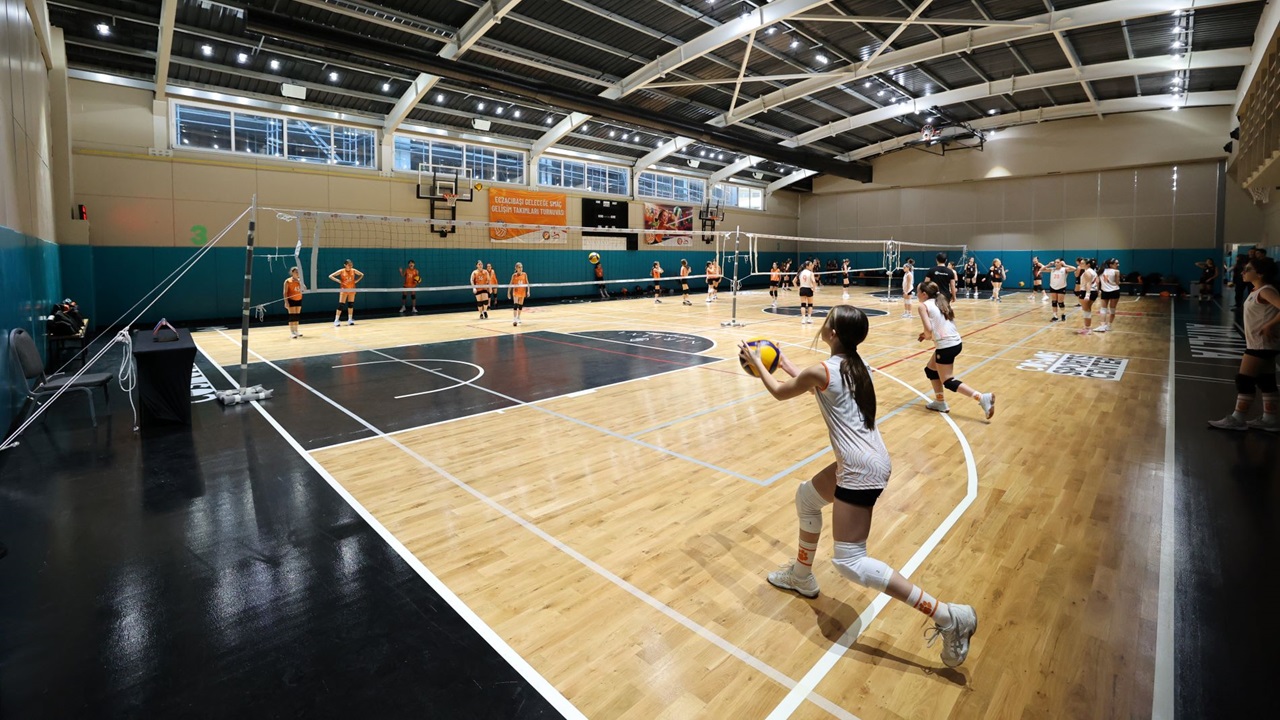 Eczacıbaşı Spor Kulübü Geleceğe Smaç 18. Gelişim Takımları Turnuvası Antalya'da Başladı