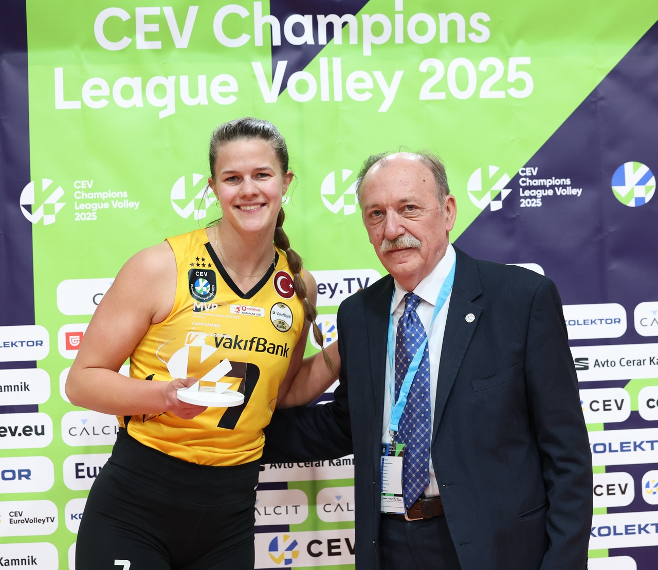 VakıfBank 5.maçını set vermeden kazandı